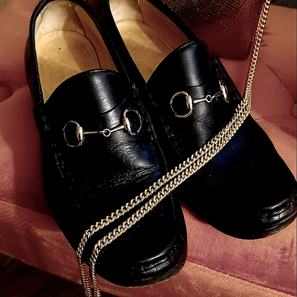 Female dress up Gucci shoes